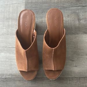 I'm selling a pair of sandals that I bought in Barcelona, Spain